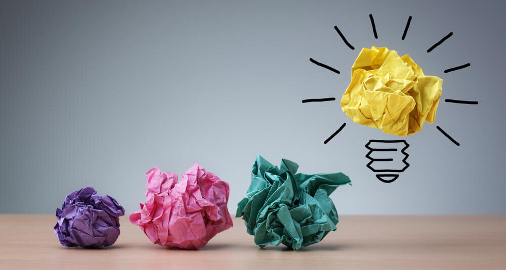 丸められた紙に電灯がつくイラスト