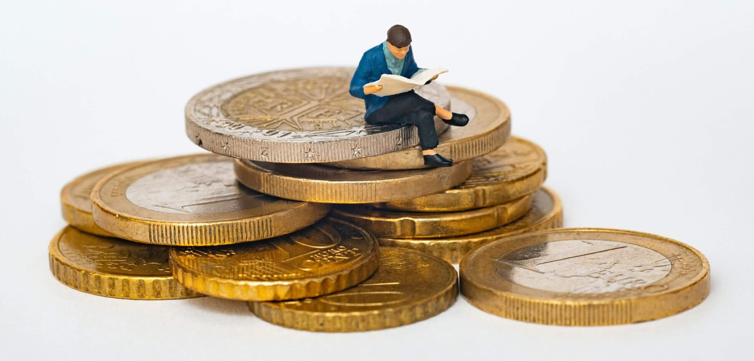 お金の上で資料を読む人