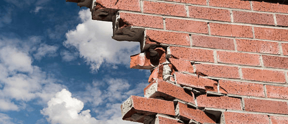 壊れたレンガの壁