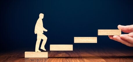 階段を登る人の人形